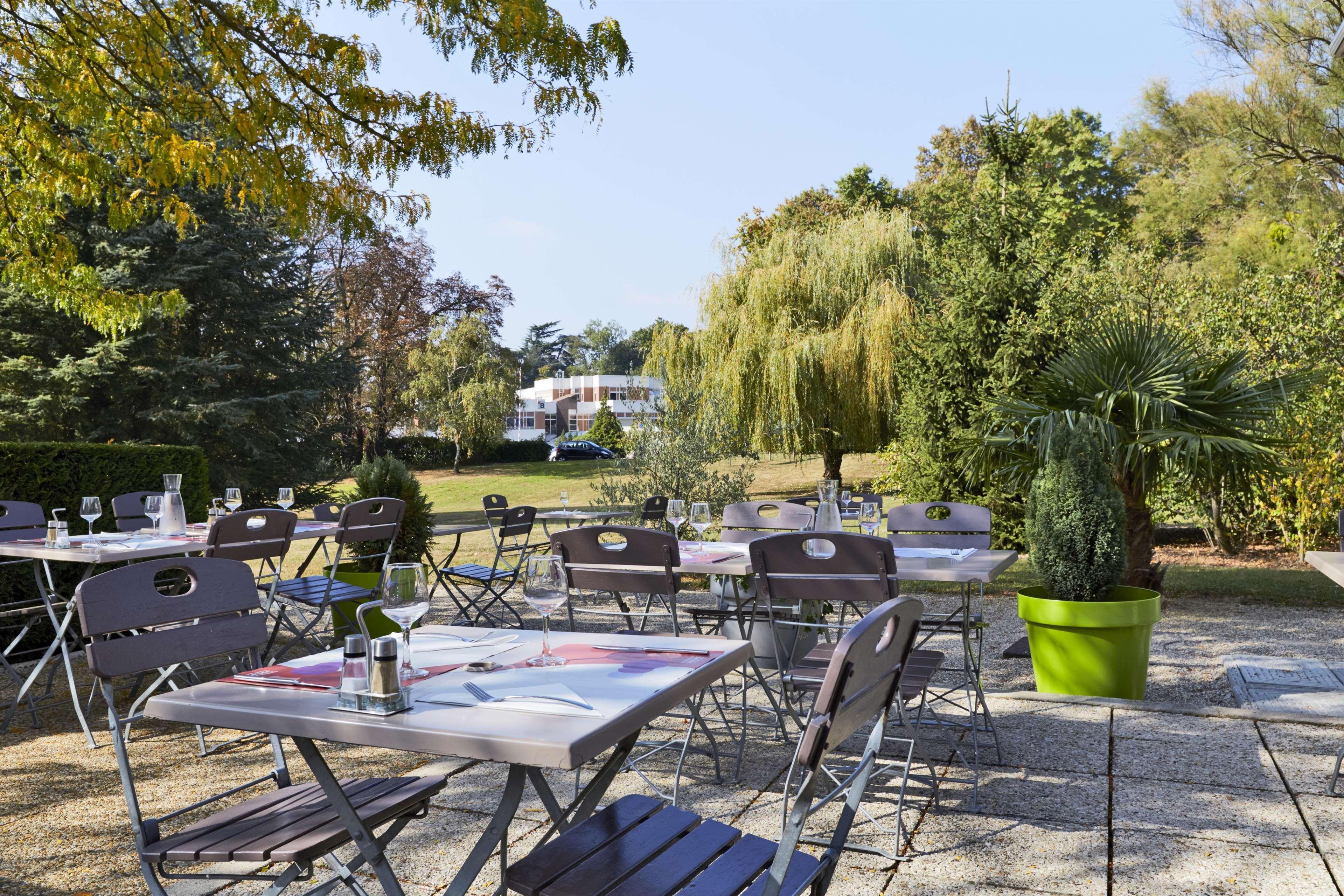 Hôtel Restaurant Campanile Lyon Nord Écully Extérieur photo